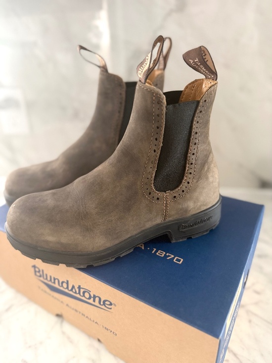 Blundstone Shoes - Blundstone Leather Chelsea Boots – Rustic Brown | Size (7.5)